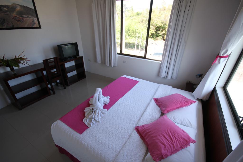 Hostal La Gran Tortuga Puerto Villamil Bagian luar foto