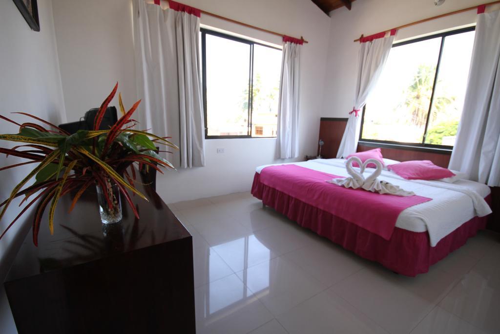Hostal La Gran Tortuga Puerto Villamil Bagian luar foto