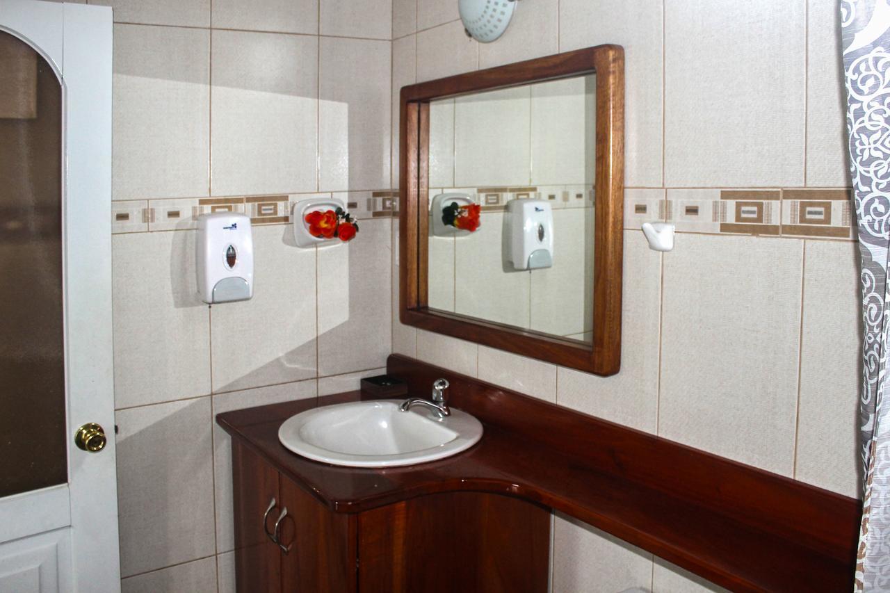 Hostal La Gran Tortuga Puerto Villamil Bagian luar foto