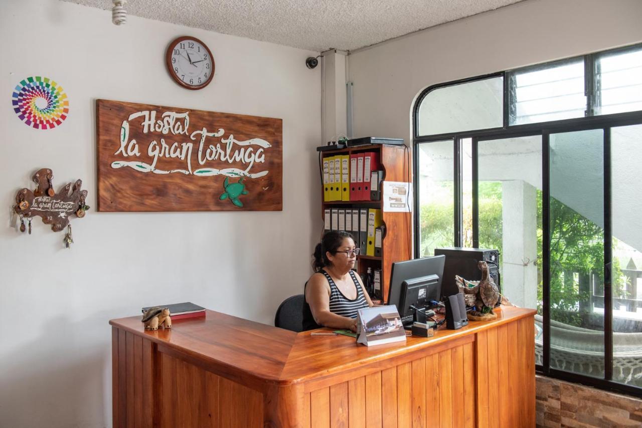 Hostal La Gran Tortuga Puerto Villamil Bagian luar foto